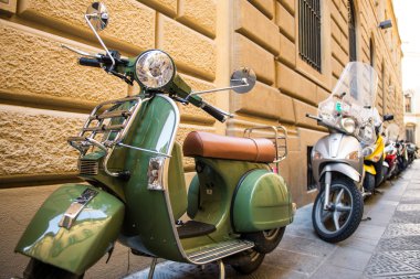 Roma'da bir sokakta scooter