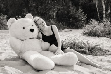 oyuncak ayı ile güzel bir hamile kadın