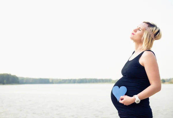 Hermoso retrato de mujer embarazada — Foto de Stock