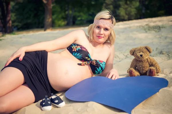 Beautiful pregnant woman portrait — Stock Photo, Image