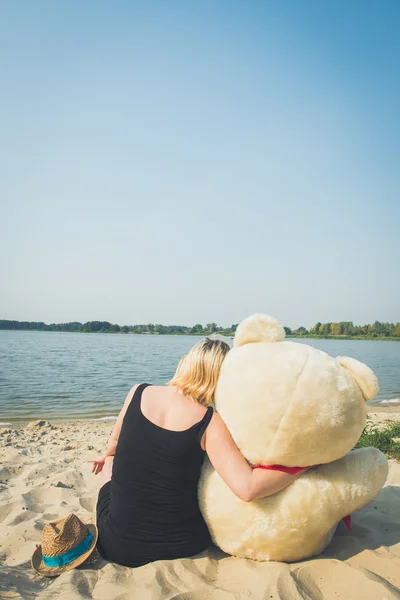 漂亮的女人和一只泰迪熊 — 图库照片
