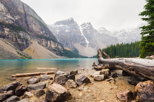 湖と山の風景 — ストック写真