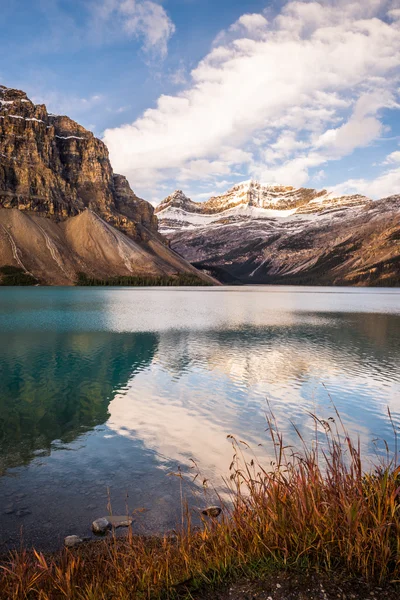 Lago e montagne paesaggio — Foto Stock