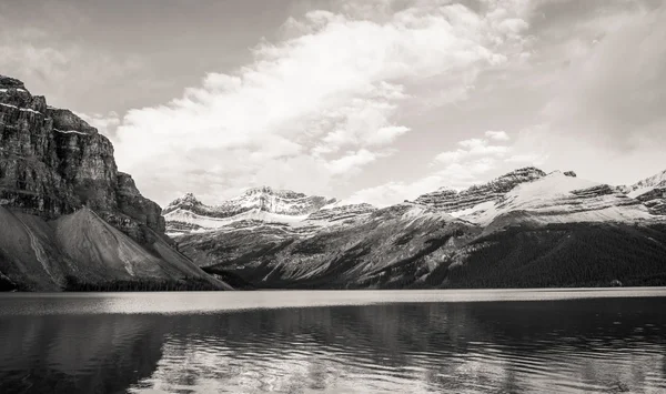 Λίμνη και ορεινό τοπίο — Φωτογραφία Αρχείου