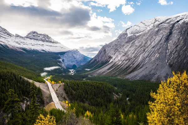 Otoyol Kanada dağlarında — Stok fotoğraf