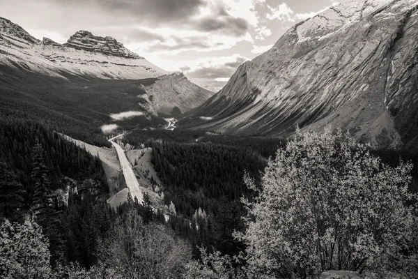 Εθνική Οδός στα καναδικά βουνά — Φωτογραφία Αρχείου