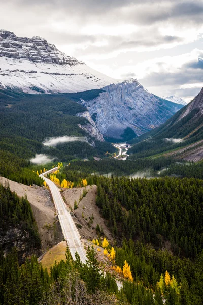 Auto-estrada nas Montanhas Canadenses — Fotografia de Stock