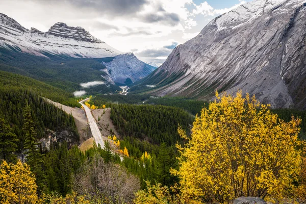 Carretera en Montañas Canadienses — Foto de Stock