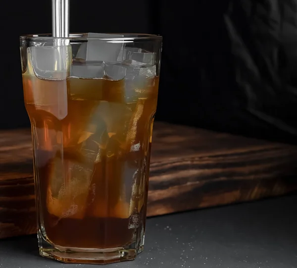 Café Con Cubitos Hielo Burbujas Vaso Alto Transparente Con Pajitas — Foto de Stock