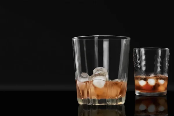 Diferentes Vasos Whisky Con Hielo Reflejos Vaso Sobre Una Mesa — Foto de Stock