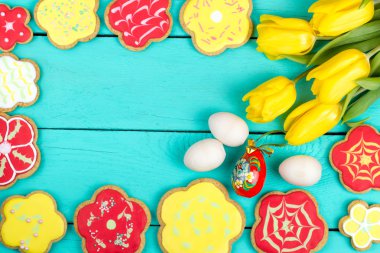 Lale, ev yapımı kurabiye ve Paskalya yumurtaları