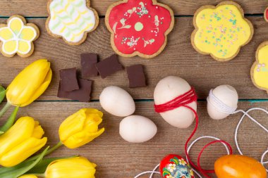 Ev yapımı fırında zencefilli, Paskalya yumurtaları ve laleler