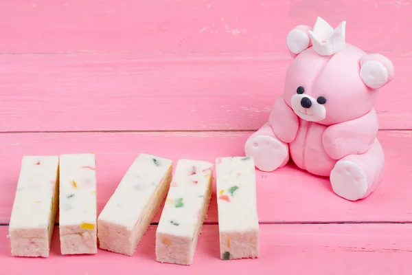 Hausmannskost. ein rosa Bär aus Marzipan und ein Fruchtbonbon — Stockfoto