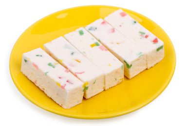 Meyve şekeri veya pastila beyaz izole sarı bir daire üzerinde