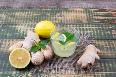 Zencefil ve limon suyu içmek 