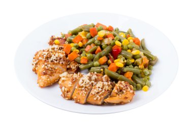 Karışık sebze tabağı ve tavuk üzerinde bir