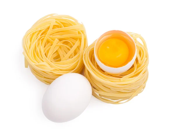 ไข่และวาง tagliatelleon แยกกันบนสีขาว — ภาพถ่ายสต็อก