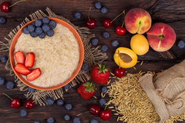 Kahvaltı ile yulaf lapası, çilek, kiraz, yaban mersini ve apric