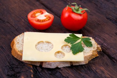 Ekmek, peynir, domates ve maydanoz üzerinde eski bir tabloyu