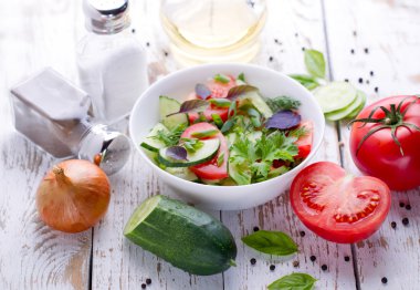 Salata. Domates, salatalık ve soğan.