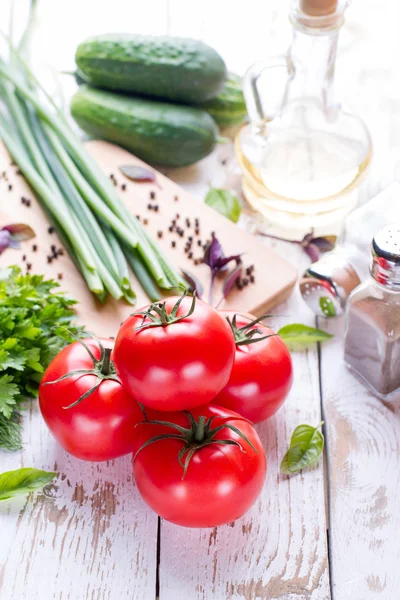 Salata. Domates, salatalık ve soğan.