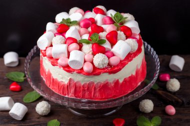 Lezzetli kek lokum için dekore edilmiştir.