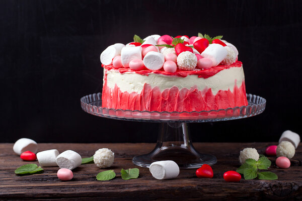 Вкусный торт, украшенный зефиром
