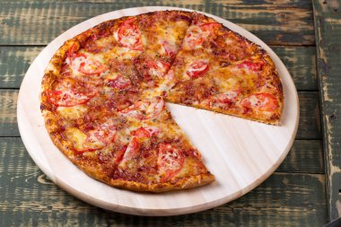 Lezzetli dilimlenmiş margarita pizza bir tablo.