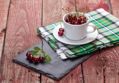 Kiraz ahşap masa üzerinde Kupası