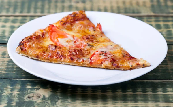 Pedaço de pizza Margarita em uma mesa — Fotografia de Stock