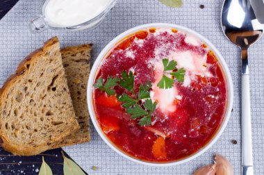 Borsch. Geleneksel Rus ve Ukraynalı sebze çorbası. En iyi VI