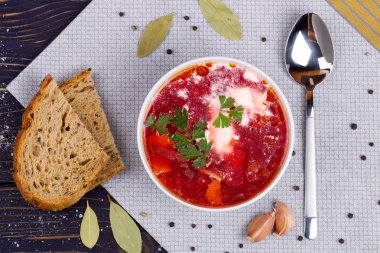 Borsch. Geleneksel Rus ve Ukraynalı sebze çorbası. En iyi VI