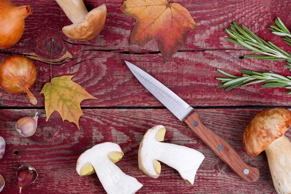 Сырые цепи, нож и розмарин на столе — стоковое фото