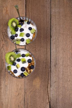 yoğurt ve yaban mersini taze meyveler ile müsli