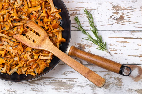 Sartén con rebozuelos fritos y cebollas — Foto de Stock