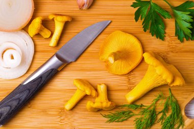 Sarı chanterelles ve ahşap bir masa üzerinde bıçak