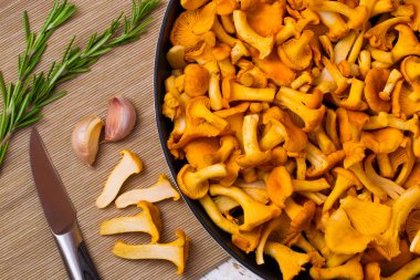 Soğan, sarımsak ve biberiye ile sarı chanterelles