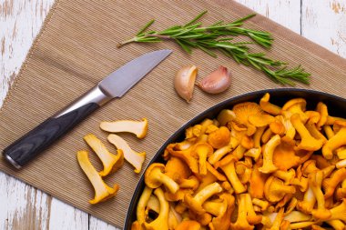 Sarı chanterelles ve ahşap bir masa üzerinde bıçak