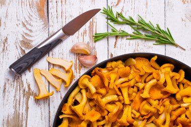 Sarı chanterelles ve ahşap bir masa üzerinde bıçak