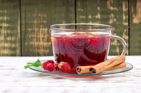 Tea with wild strawberry and cinnamon — Stock Photo, Image