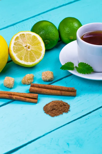 Чай з лимоном, лаймом, корицею, мелісою та тростинним цукром — стокове фото
