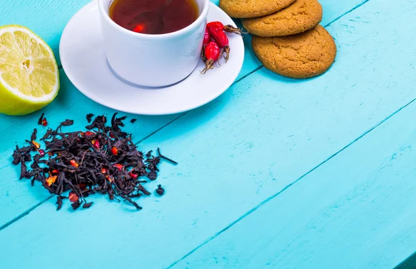 Chá preto com uma rosa brava e biscoitos de aveia — Fotografia de Stock