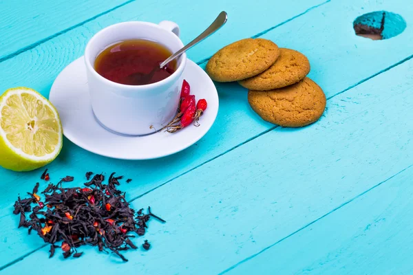 Chá preto com uma rosa brava e biscoitos de aveia — Fotografia de Stock