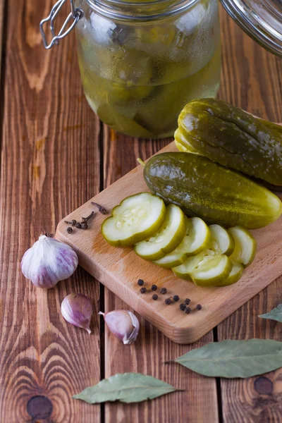 Pickles in can with garlic and pepper — Stock Photo, Image