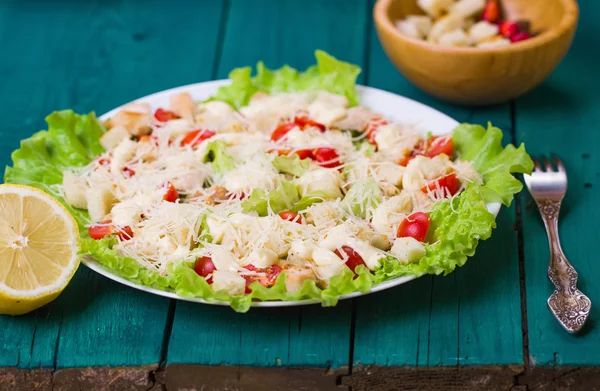 Bir tablo üzerinde bir servis tabağı Sezar salataya — Stok fotoğraf