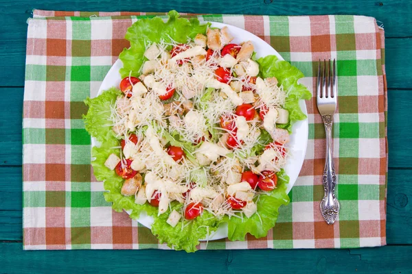 Caesar Salada em um prato de serviço em uma mesa — Fotografia de Stock