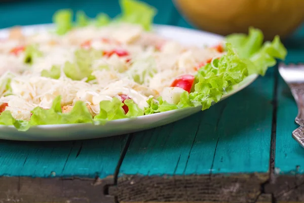 Bir tablo üzerinde bir servis tabağı Sezar salataya — Stok fotoğraf