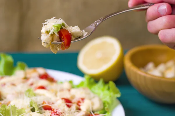 Bir tablo üzerinde bir servis tabağı Sezar salataya — Stok fotoğraf