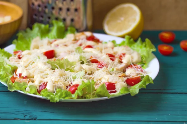 Salada de Caesar em uma mesa — Fotografia de Stock