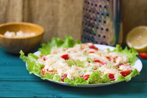 Bir tablo üzerinde bir servis tabağı Sezar salataya — Stok fotoğraf